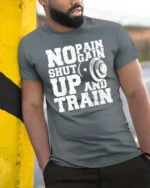 Hardcore Gym Motivation No Pain No Gain Graphic Tee - model wearing grey tee, leaning on column